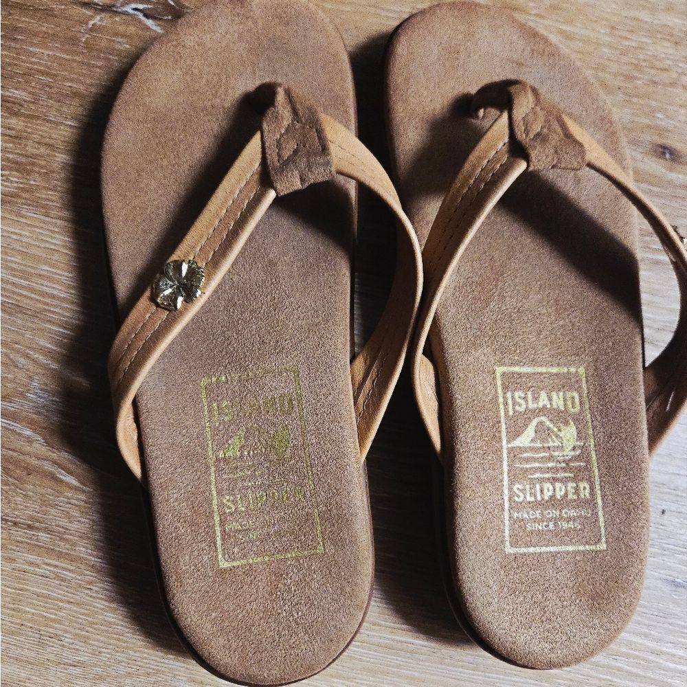 Brown Sandals with Contoured Footbed and Minimalist Design - Picture 4 of 6